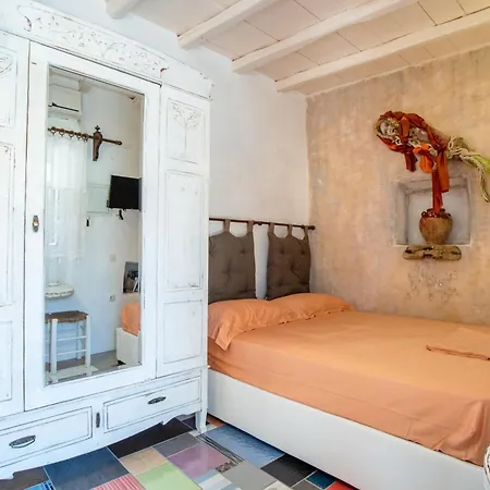 Anthippi (adults Only) Paro